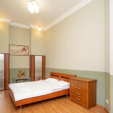 Простора 3 Кімнатна Біля Майдану Незалежності Apartment Kiev Exterior foto