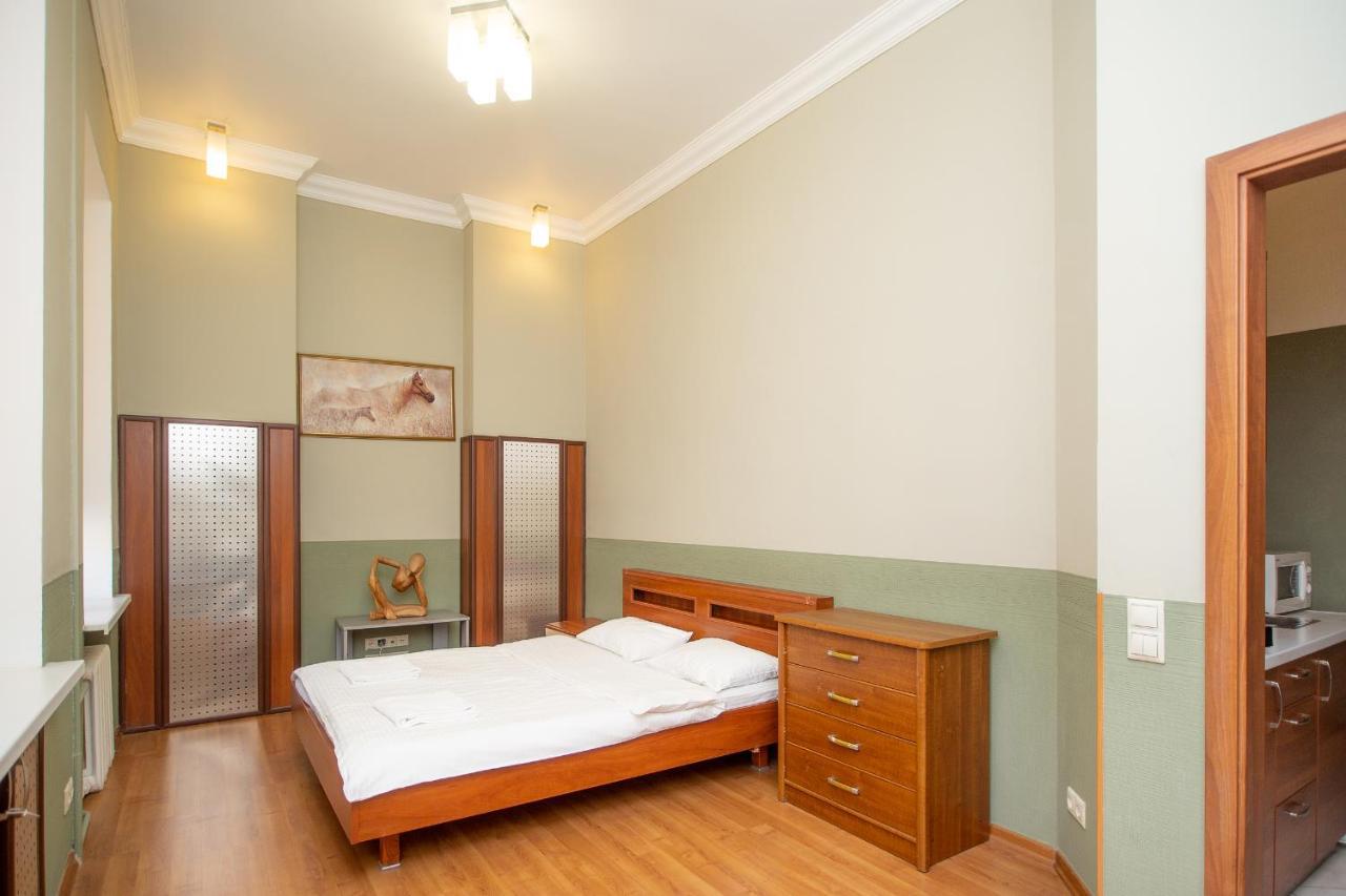 Простора 3 Кімнатна Біля Майдану Незалежності Apartment Kiev Exterior foto